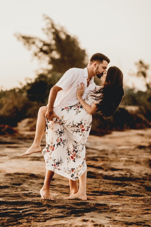 When to Use Cheeky Pick-Up Lines, Playful Compliments, and Flirty Remarks